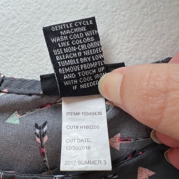 Torrid Abbey Arrow Georgette Button Back Blouse Top Gray Semi Sheer Women's Sz 2 - Picture 12 of 13